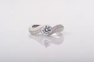 Czy warto kupić pierścionek zaręczynowy online