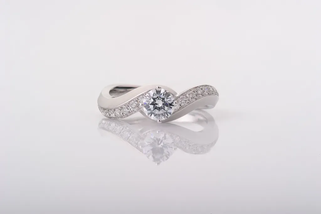 Czy warto kupić pierścionek zaręczynowy online